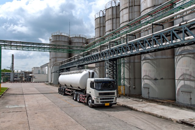Able to arrange ammonia gas and ammonium hydroxide bulk delivery to customer factory ขนส่งก๊าซแอมโมเนีย แอมโมเนียม ไฮดรอกไซด์ และสารทำความเย็น ถึงโรงงานของลูกค้า โดยรถบรรทุกก๊าซขนาดใหญ่ หรือ isotank