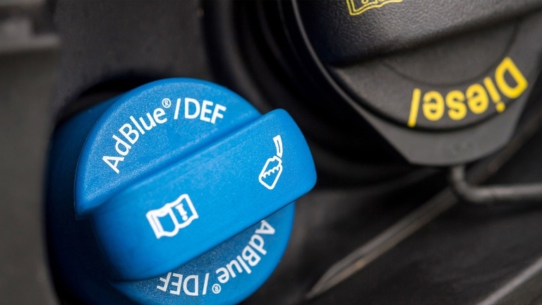 เติมน้ำยาแอดบลู AdBLUE ยี่ห้อ BLUETEG ในรถยนต์ รถบรรทุก รถตัก เรือบรรทุก รถโดยสาร เครื่องยนต์ดีเซล