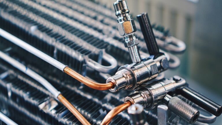 Helium 99.999% for leak test in condenser, evaporator and heat exchanger